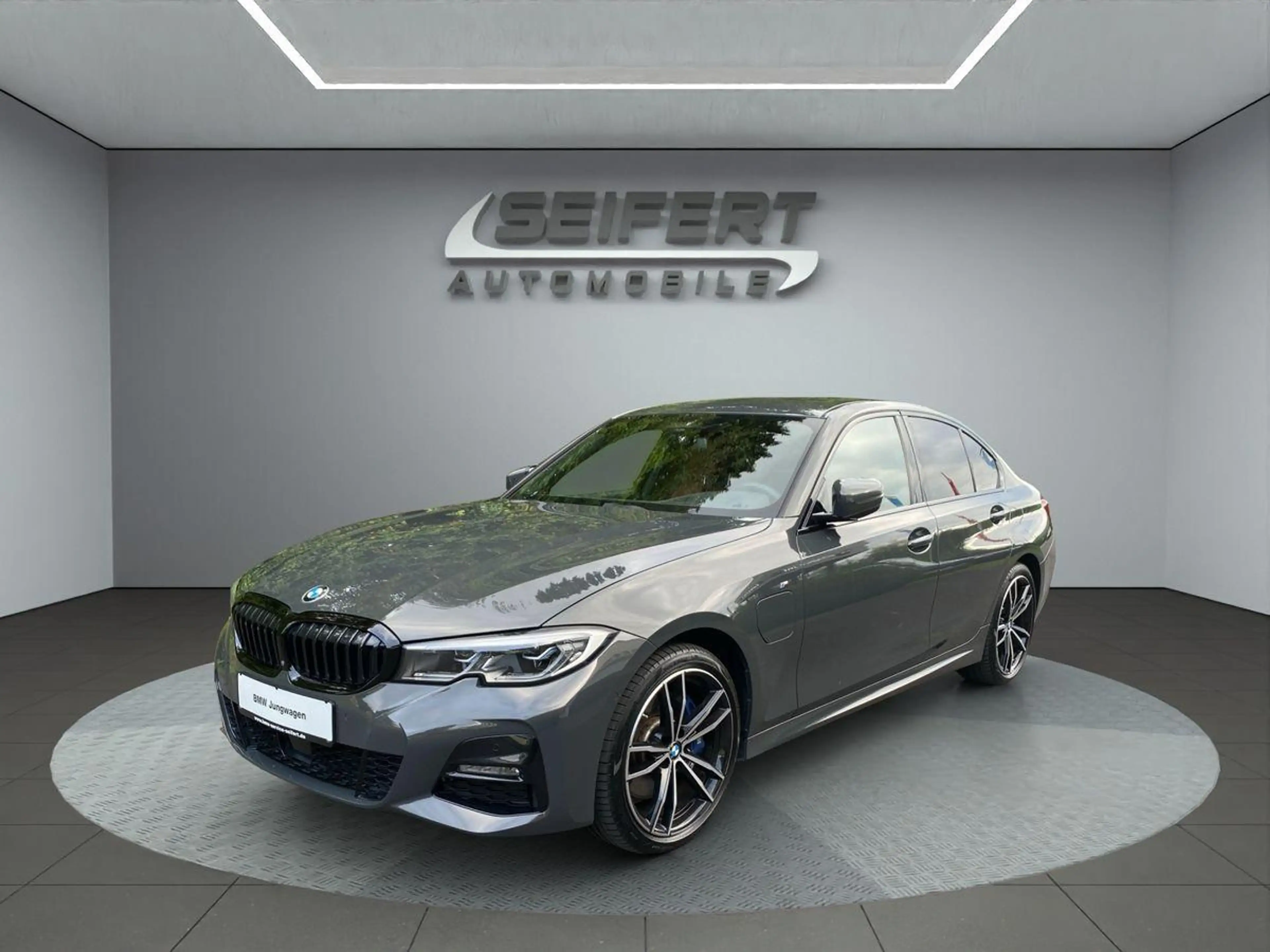BMW 330 e M-Sport I AHK SCHWENKBAR I LIVE COCKPIT I HIFI I