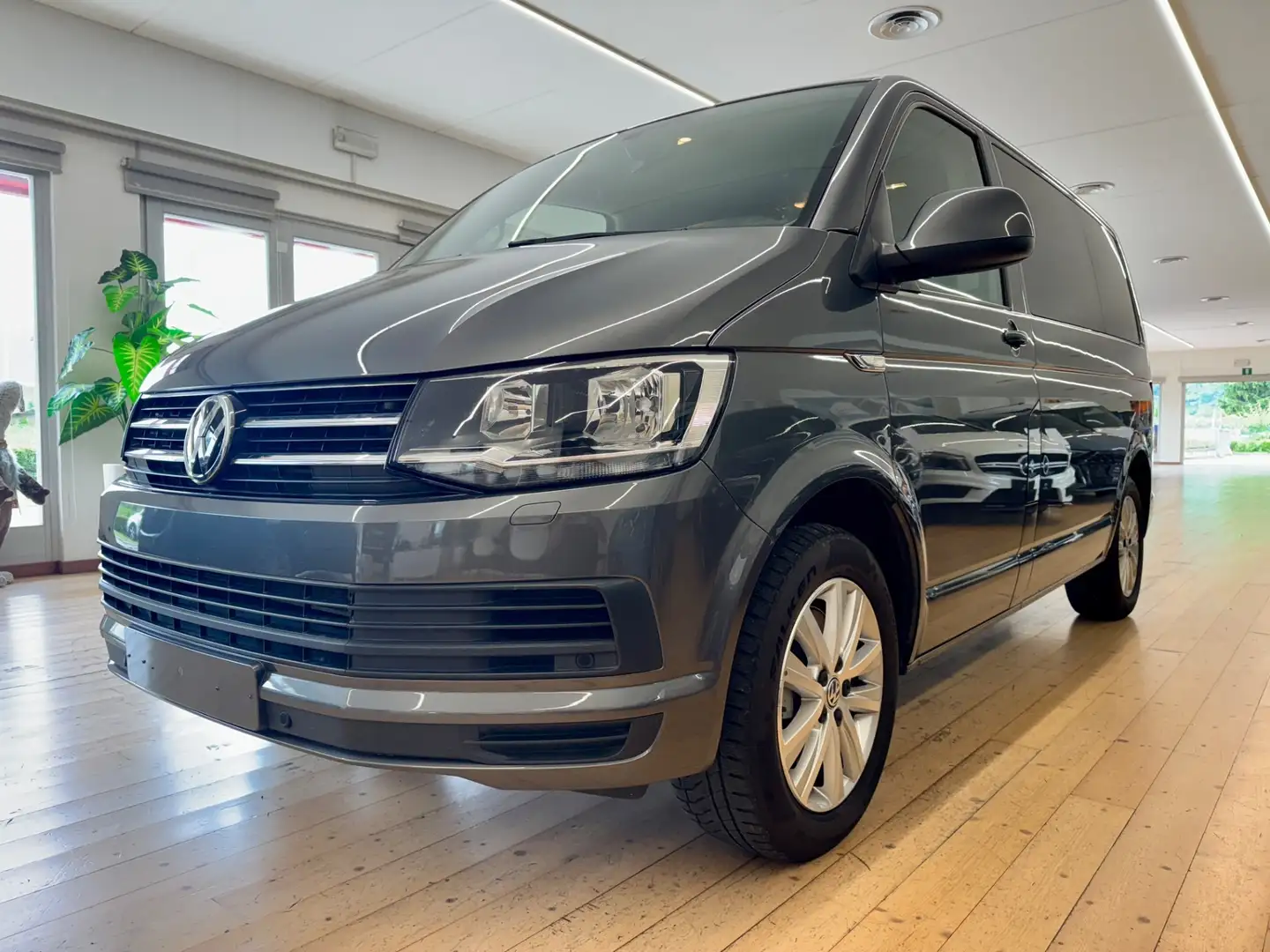 Volkswagen T6 Multivan Van Gris - 2