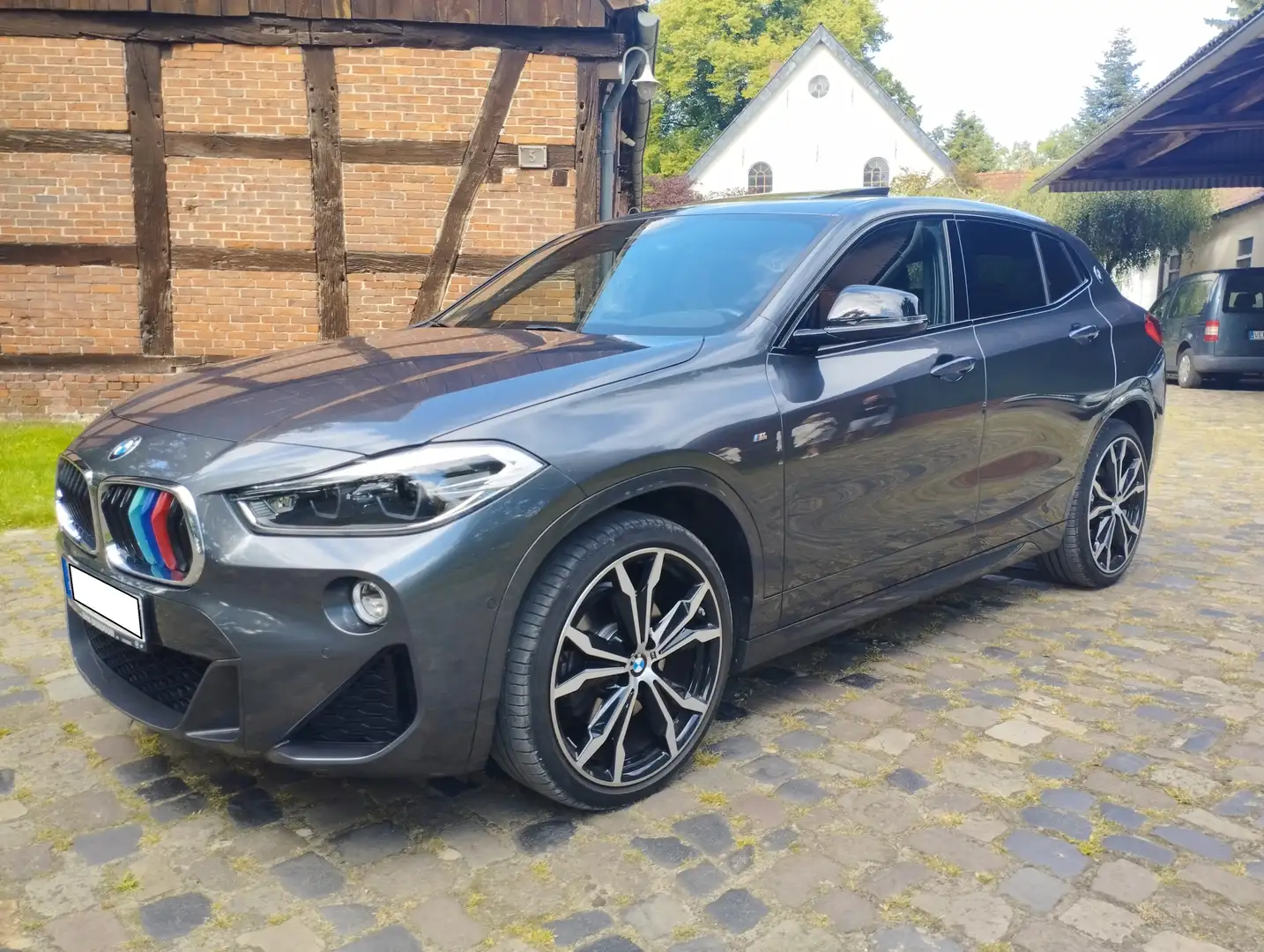 BMW X2 sDrive 20 i M Sport LED AHK NAV PANO 20Zoll Grau - 1