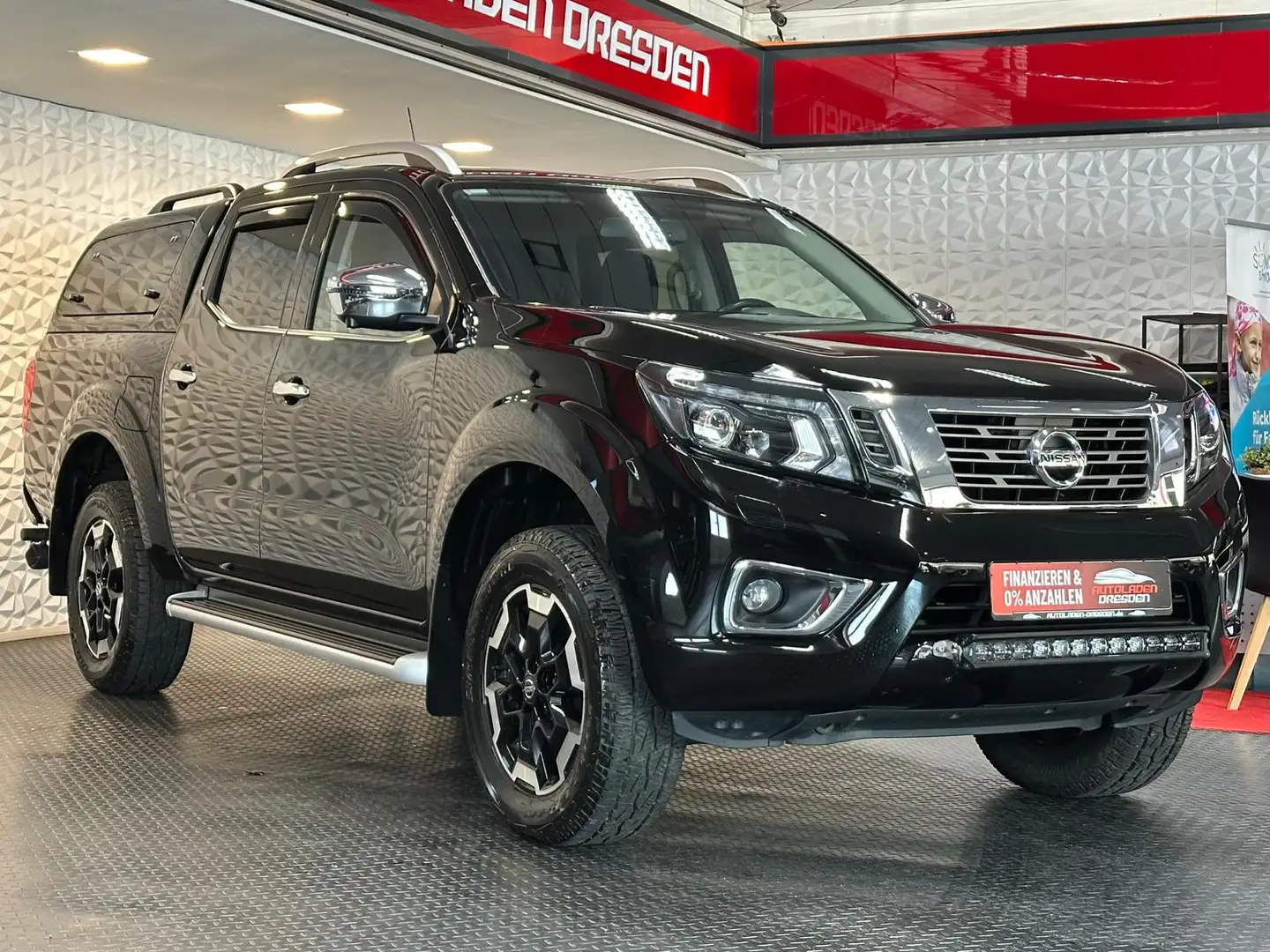 Nissan Navara 2.3dCi TEKNA DOKA 4x4* LED#SHZ#AHK#NAVI Schwarz - 2