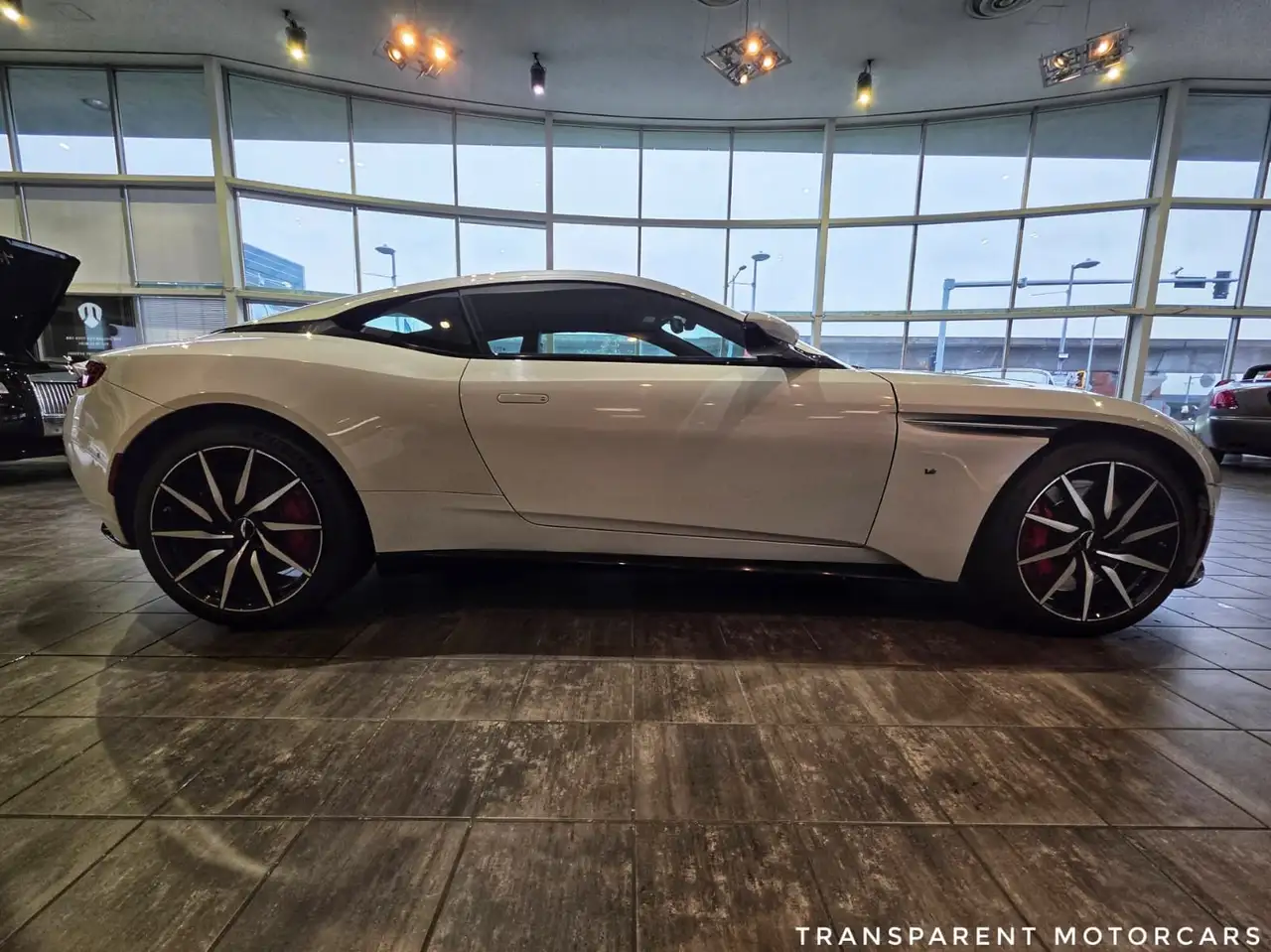 Aston Martin DB11 снимка Aston Martin DB11