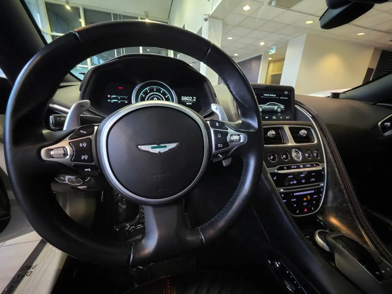 Aston Martin DB11 снимка Aston Martin DB11