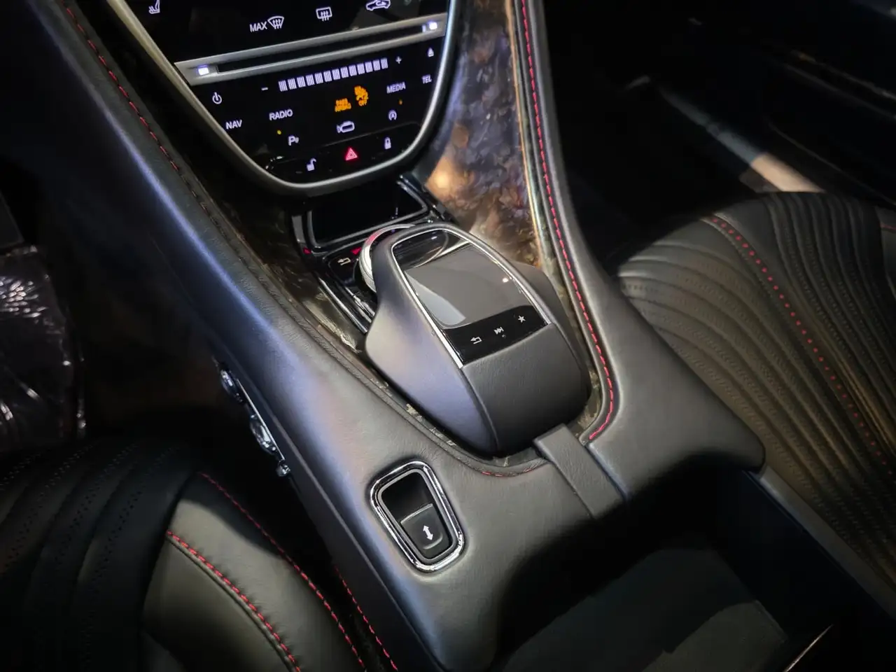 Aston Martin DB11 снимка Aston Martin DB11