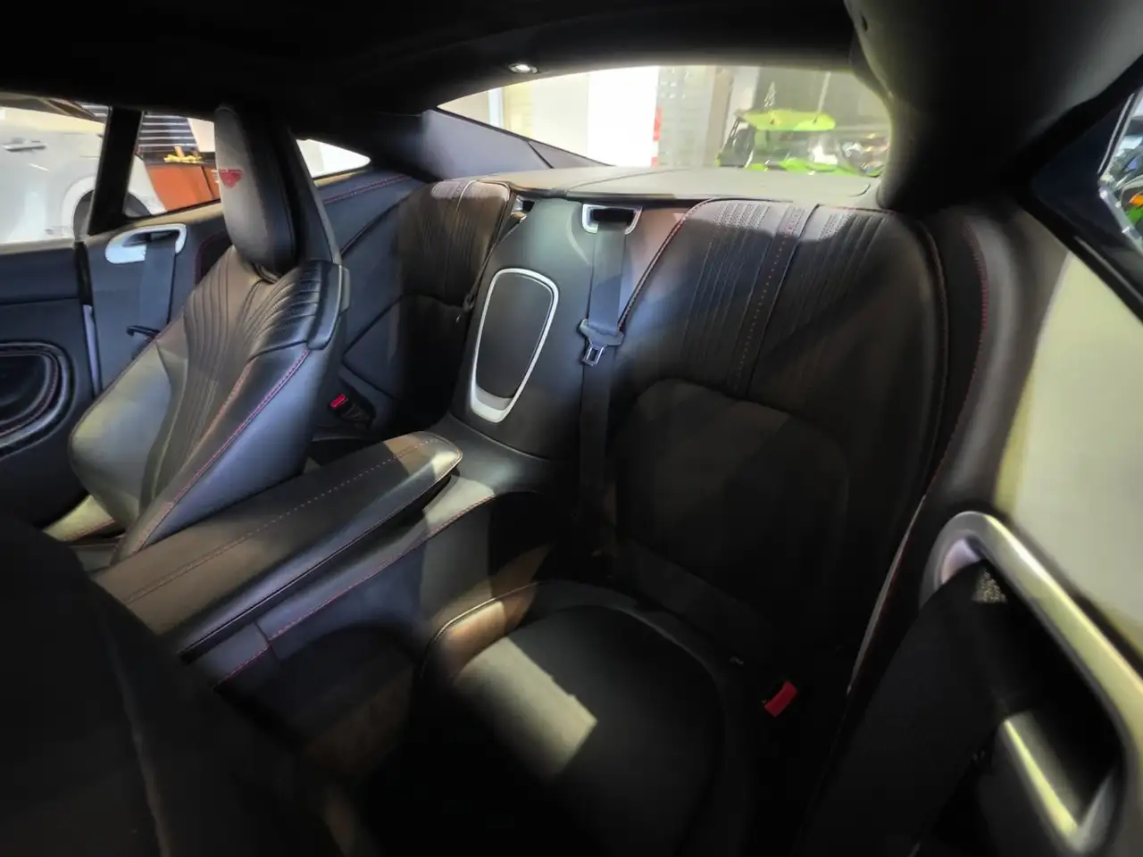 Aston Martin DB11 снимка Aston Martin DB11