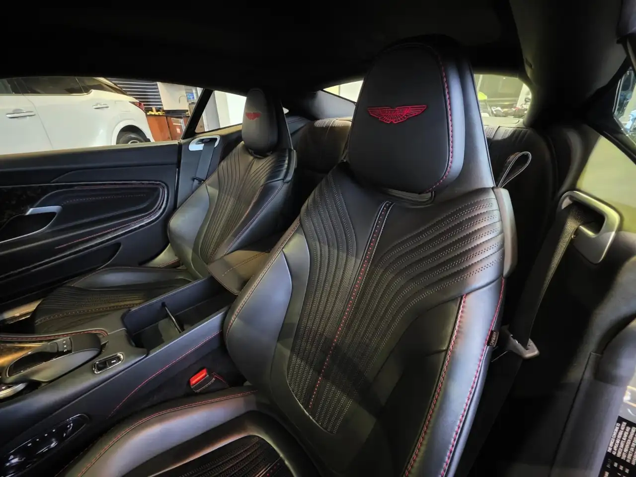 Aston Martin DB11 снимка Aston Martin DB11