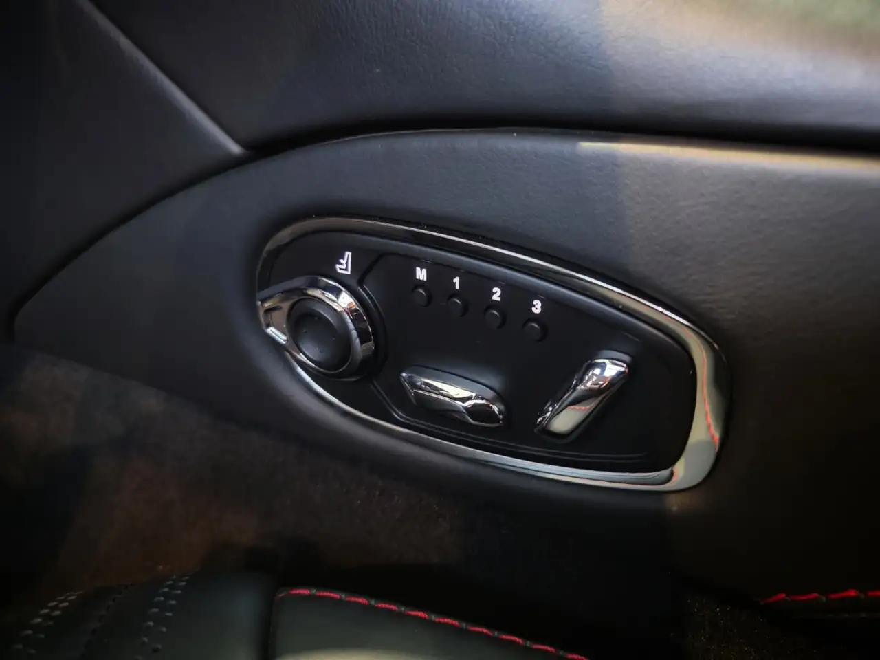Aston Martin DB11 снимка Aston Martin DB11