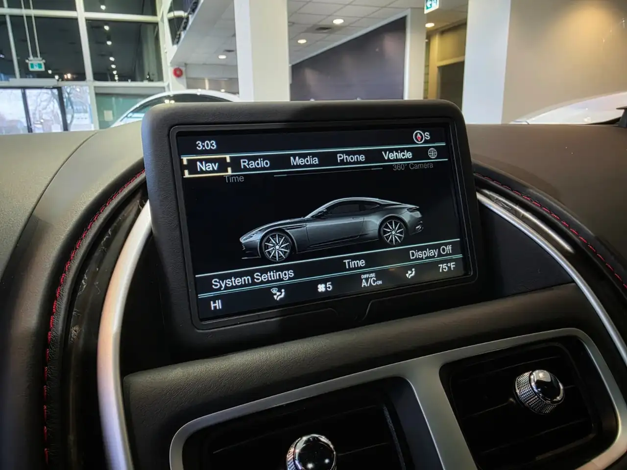 Aston Martin DB11 снимка Aston Martin DB11