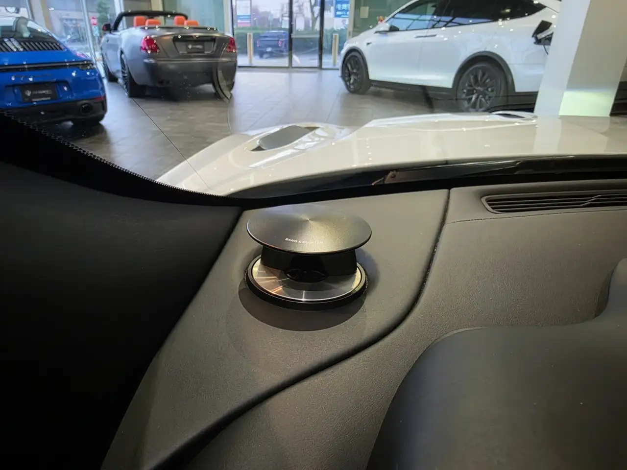Aston Martin DB11 снимка Aston Martin DB11