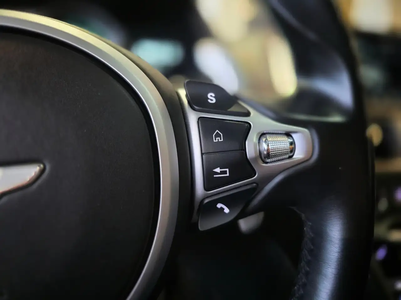 Aston Martin DB11 снимка Aston Martin DB11