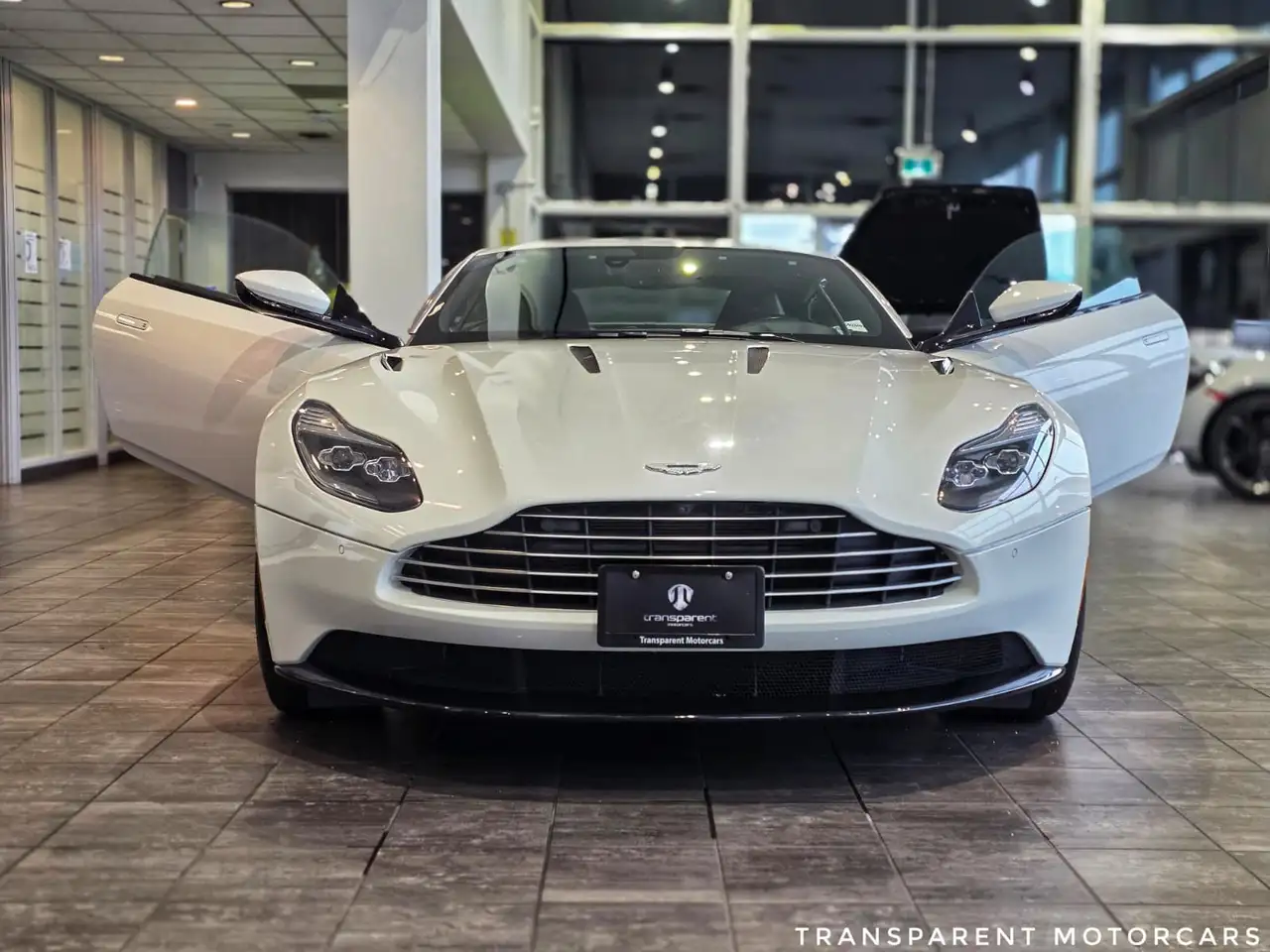 Aston Martin DB11 снимка Aston Martin DB11
