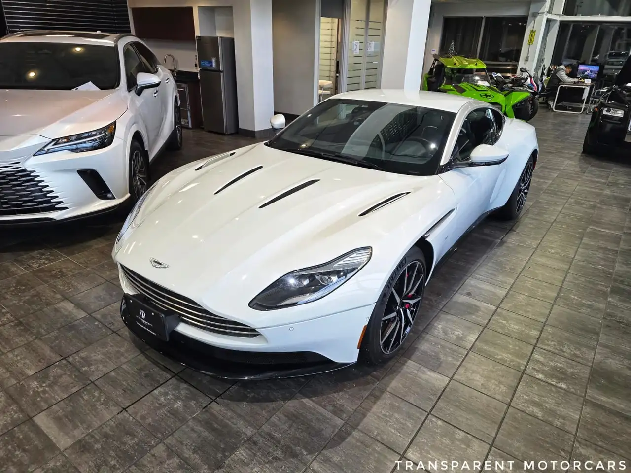 Aston Martin DB11 снимка Aston Martin DB11