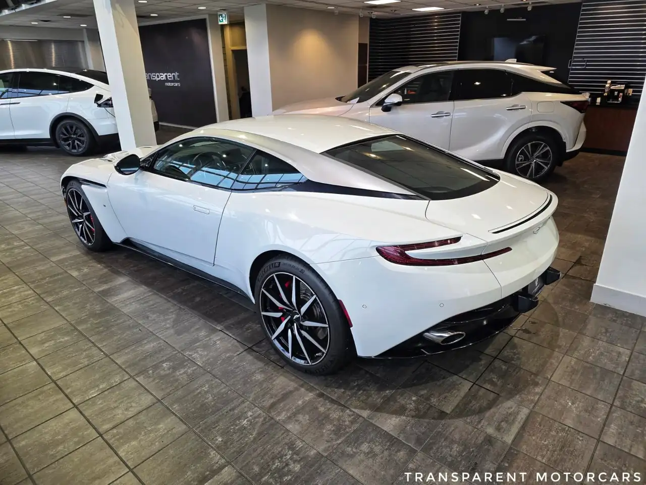 Aston Martin DB11 снимка Aston Martin DB11