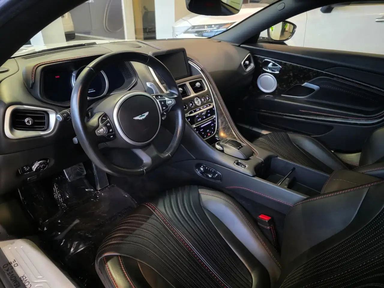 Aston Martin DB11 снимка Aston Martin DB11