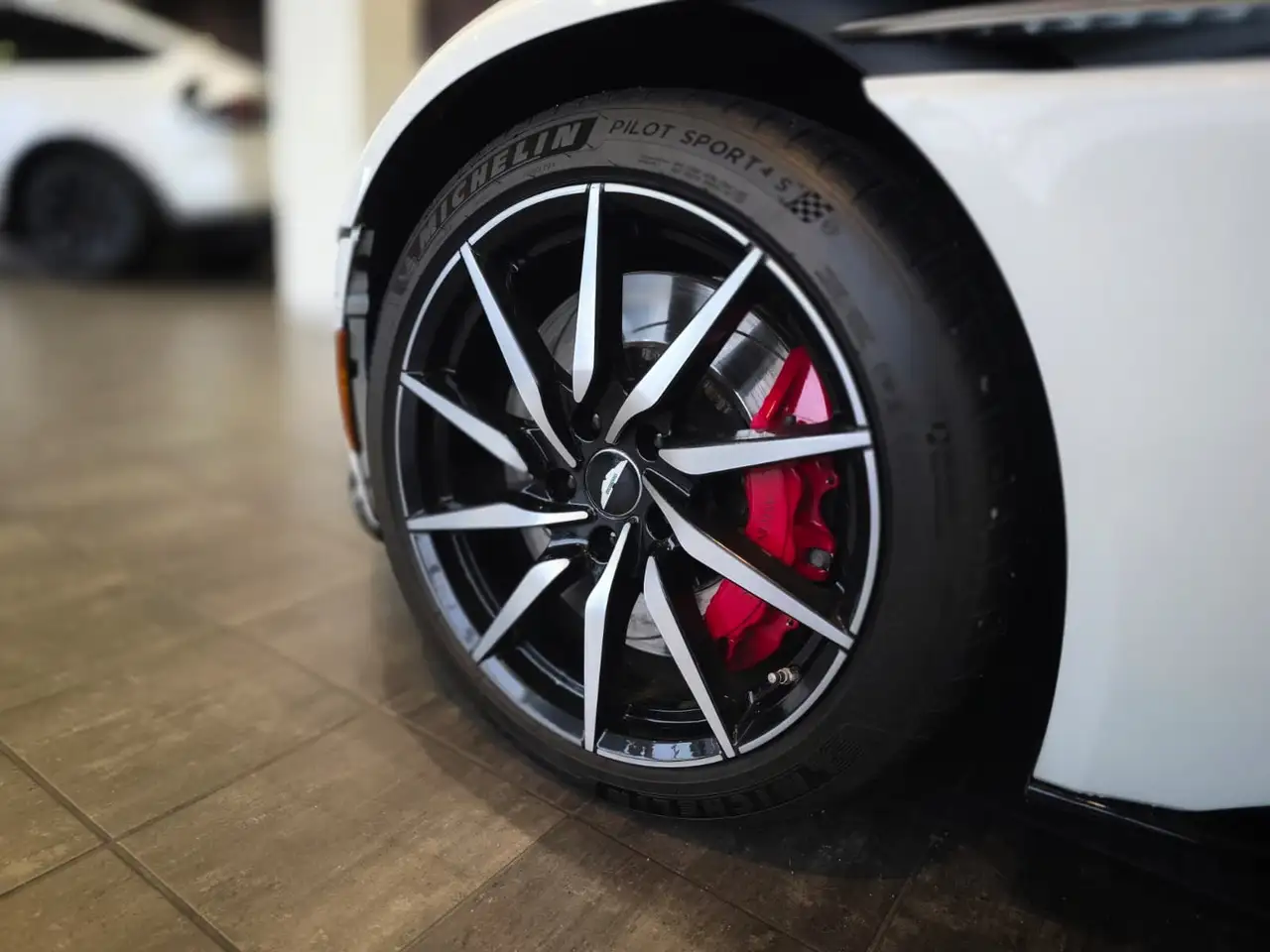 Aston Martin DB11 снимка Aston Martin DB11