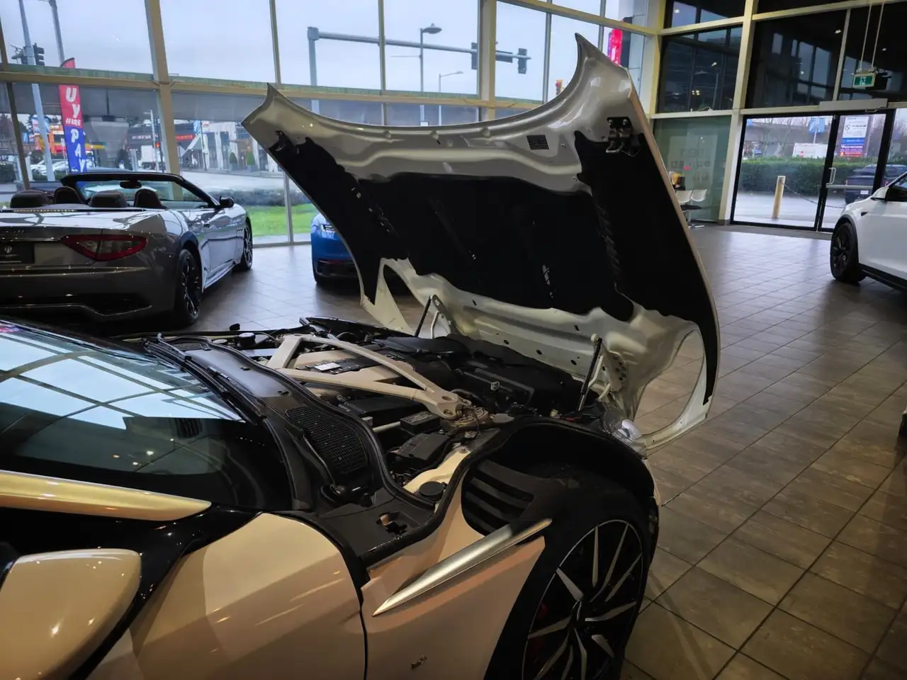 Aston Martin DB11 снимка Aston Martin DB11