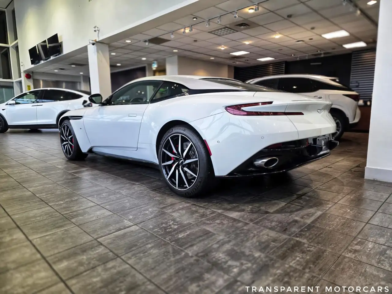 Aston Martin DB11 снимка Aston Martin DB11