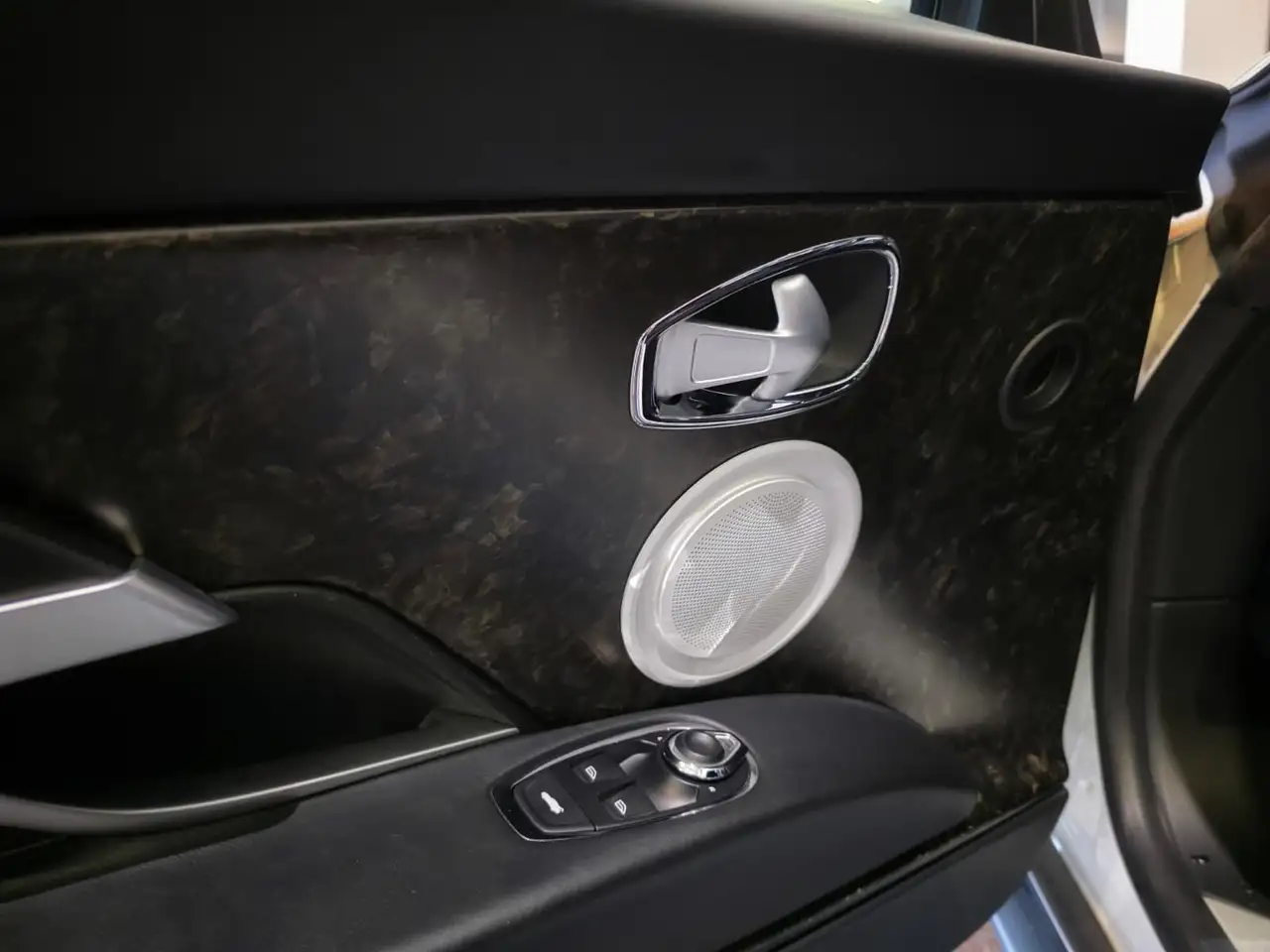 Aston Martin DB11 снимка Aston Martin DB11
