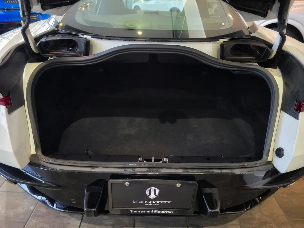 Aston Martin DB11 снимка Aston Martin DB11