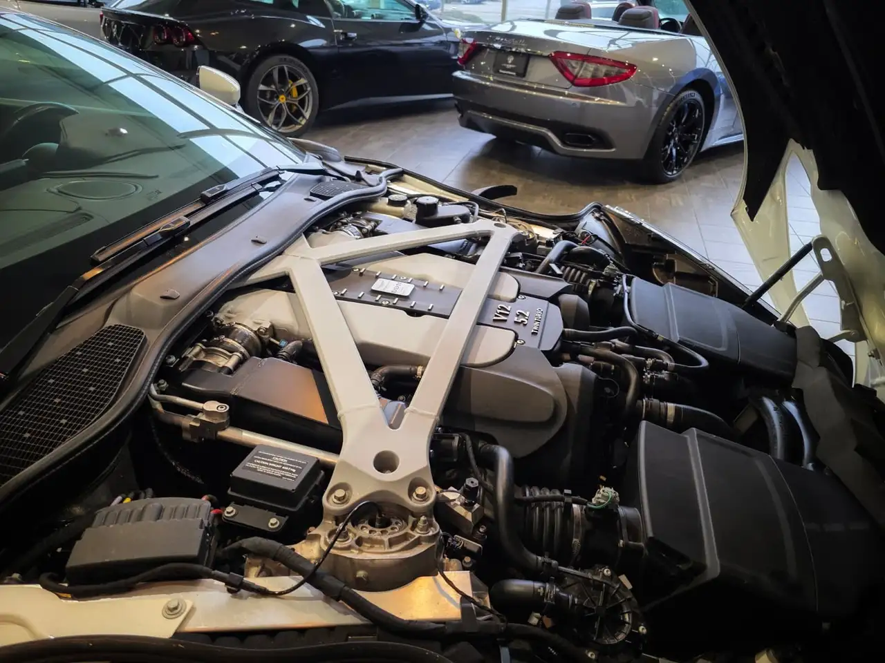 Aston Martin DB11 снимка Aston Martin DB11