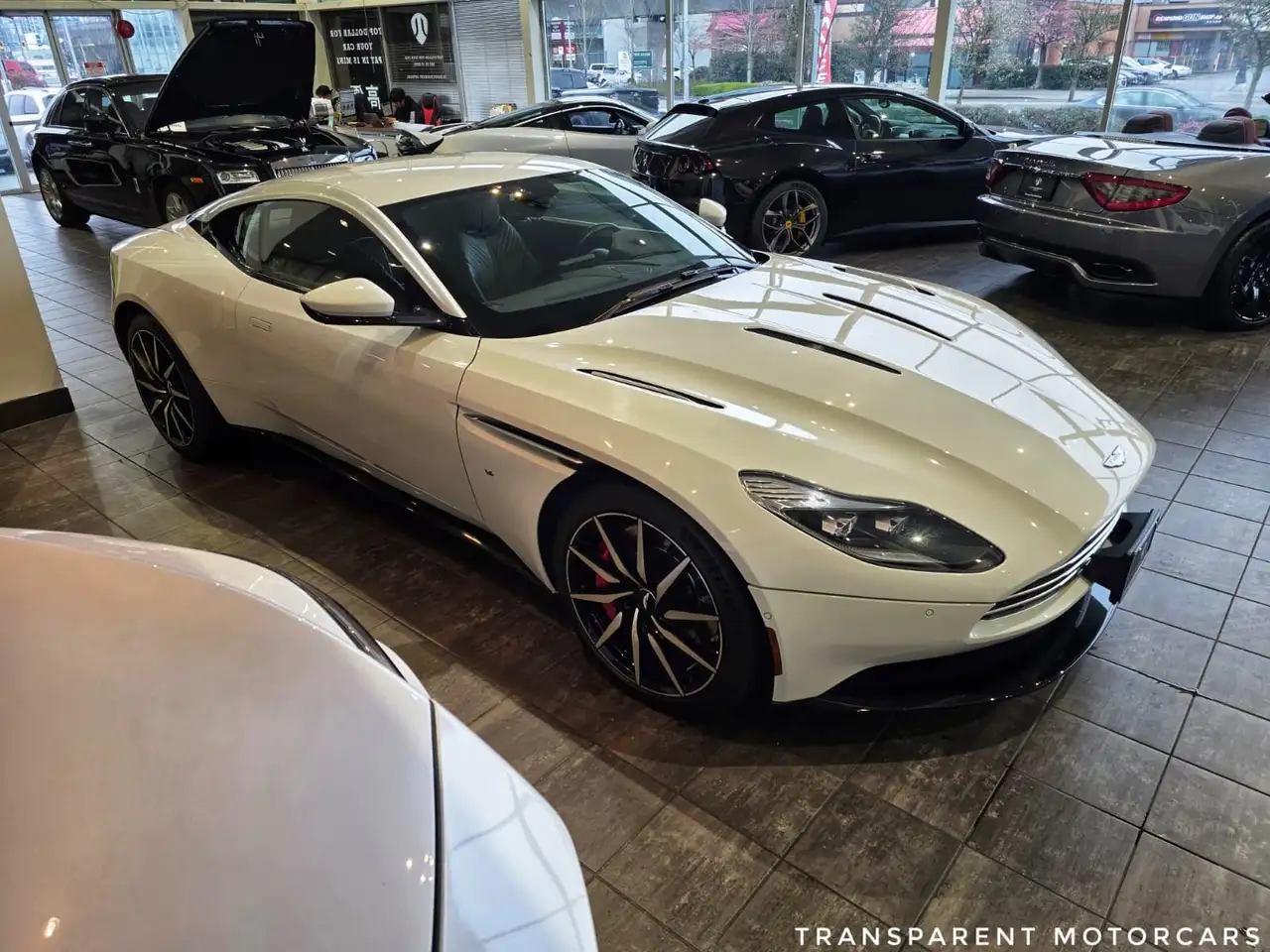 Aston Martin DB11 снимка Aston Martin DB11