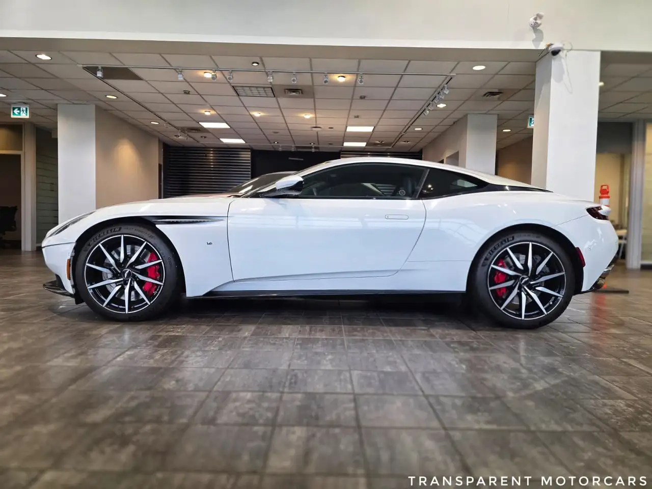 Aston Martin DB11 снимка Aston Martin DB11
