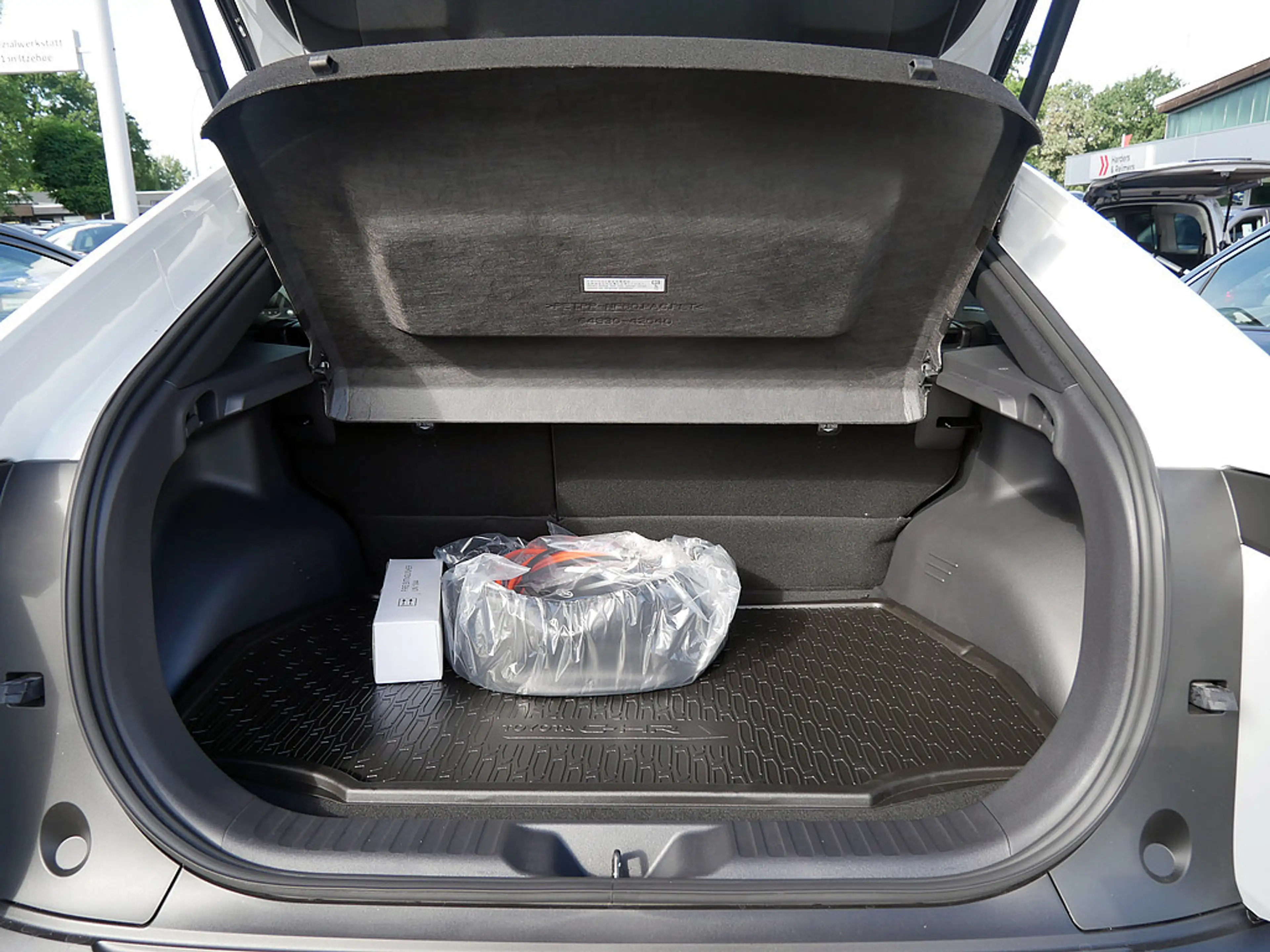 Toyota C-HR+ Teamplayer — photo 14