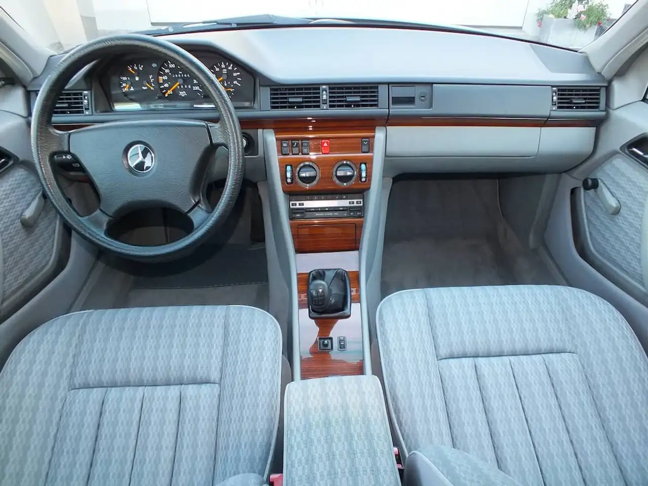 Mercedes-Benz Baureihe 124 250 D turbo - beryll - sehr gepflegter Zustand - lückenlose Historie, foto 12