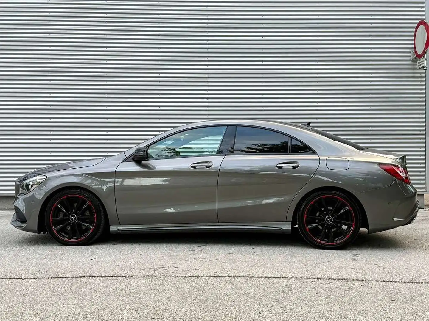 Mercedes-Benz CLA 220 d 4MATIC AMG Grau - 2