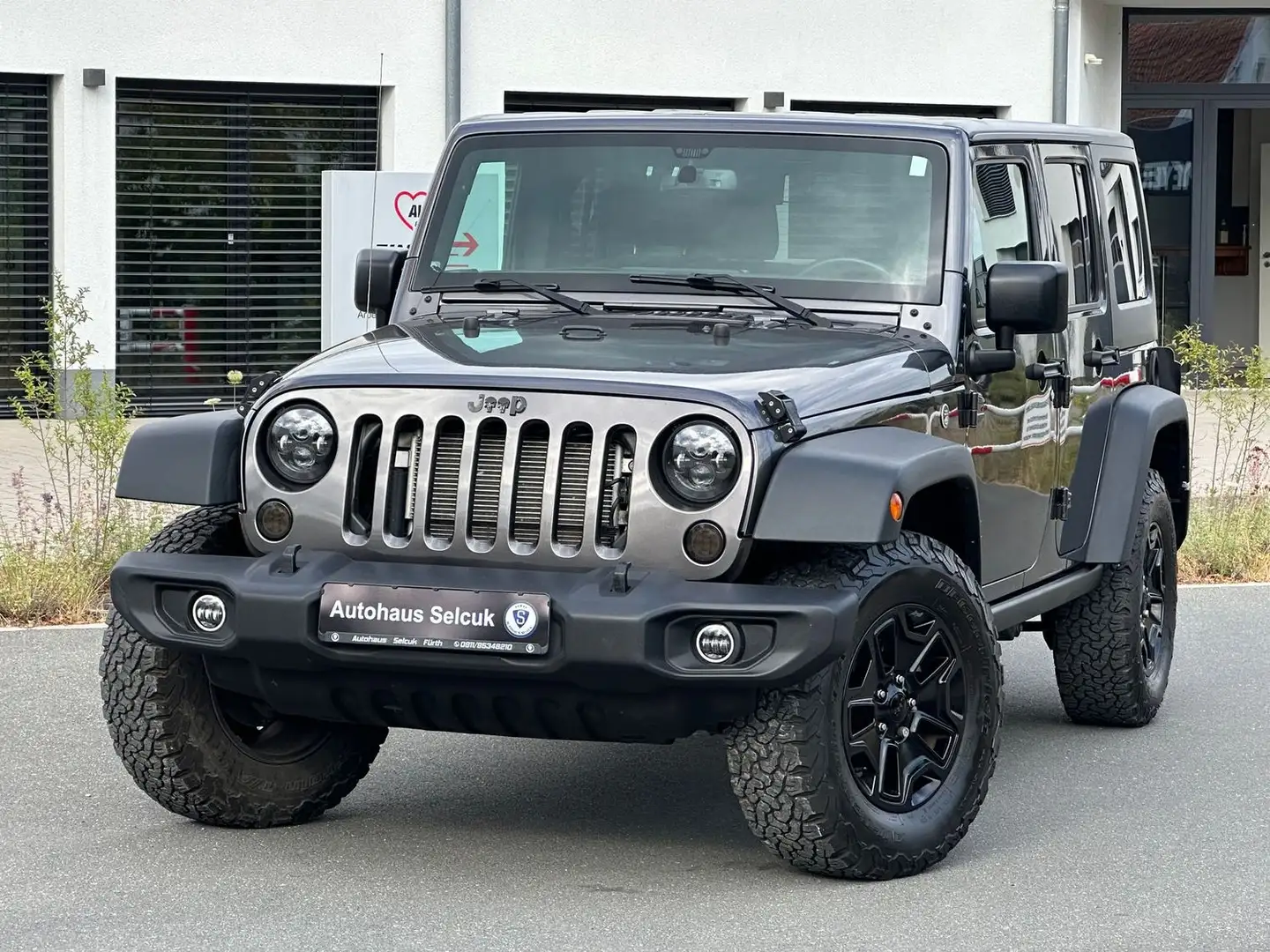 Jeep Wrangler 3.6 V6 Golden Eagle Sahara *Navi*Temp.*Allrad* Grijs - 1