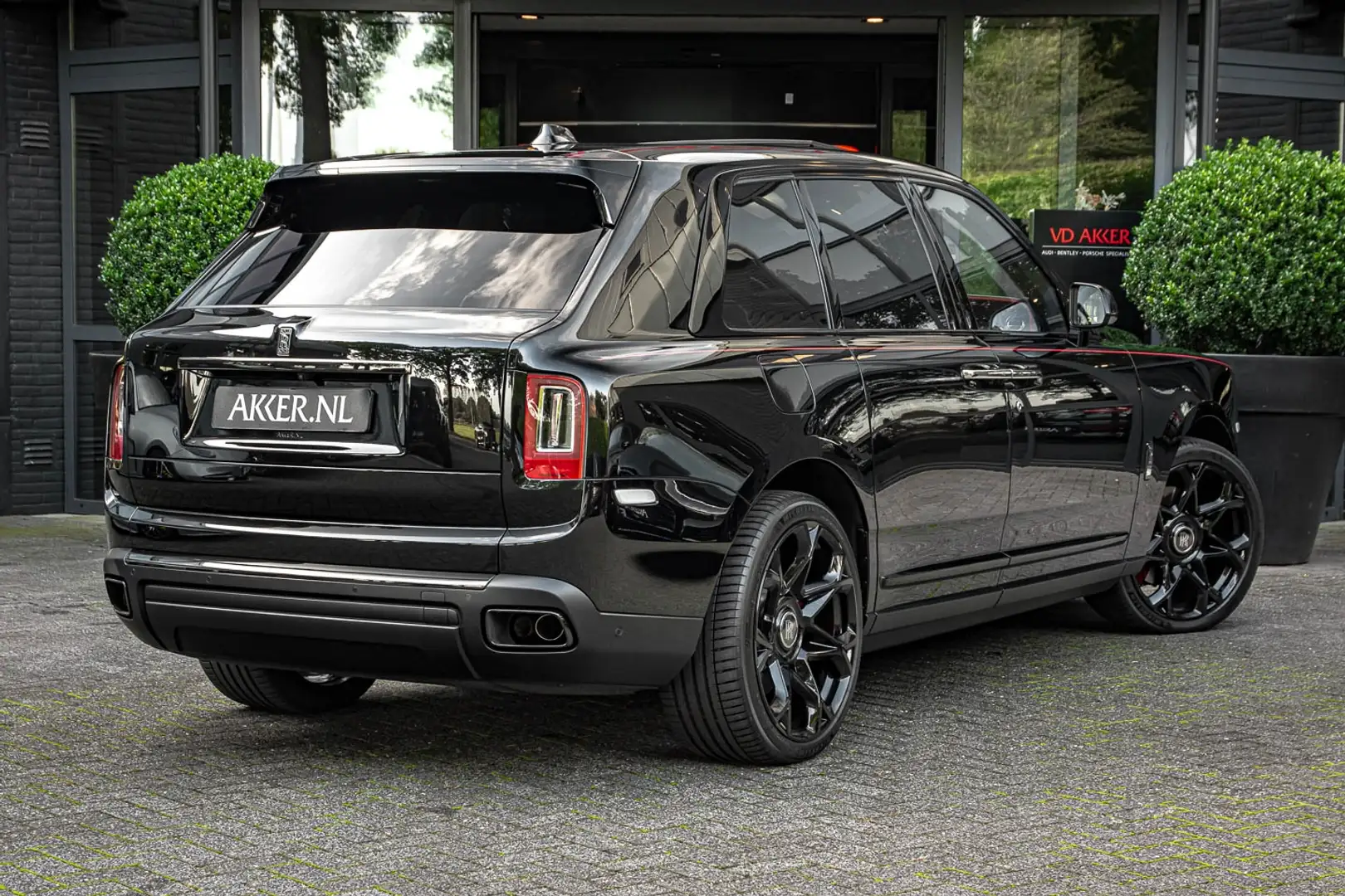 Rolls-Royce Cullinan Black Badge Rear Seat Entertainment | Massage | 23 Noir - 2