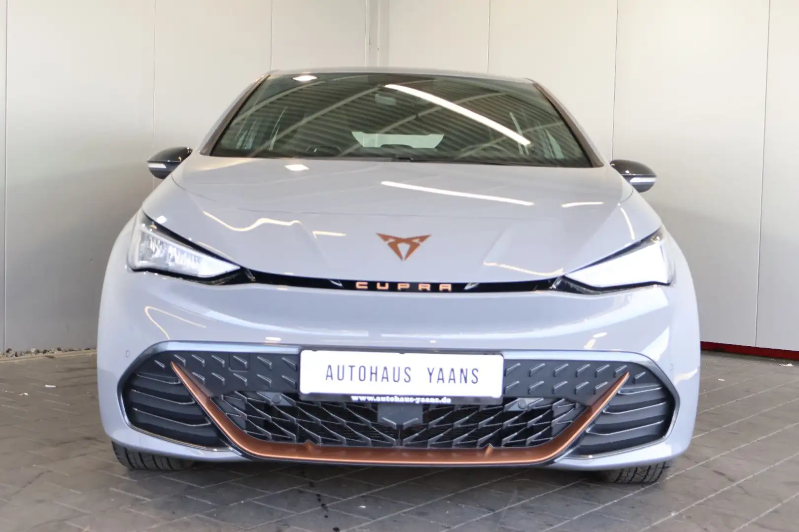 CUPRA Born WÄRMEPUMPE+AID+LANE+LED+18" Grau - 2