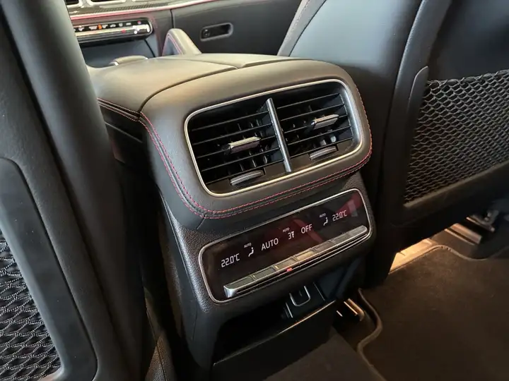 Mercedes-Benz GLE 2023, foto 29