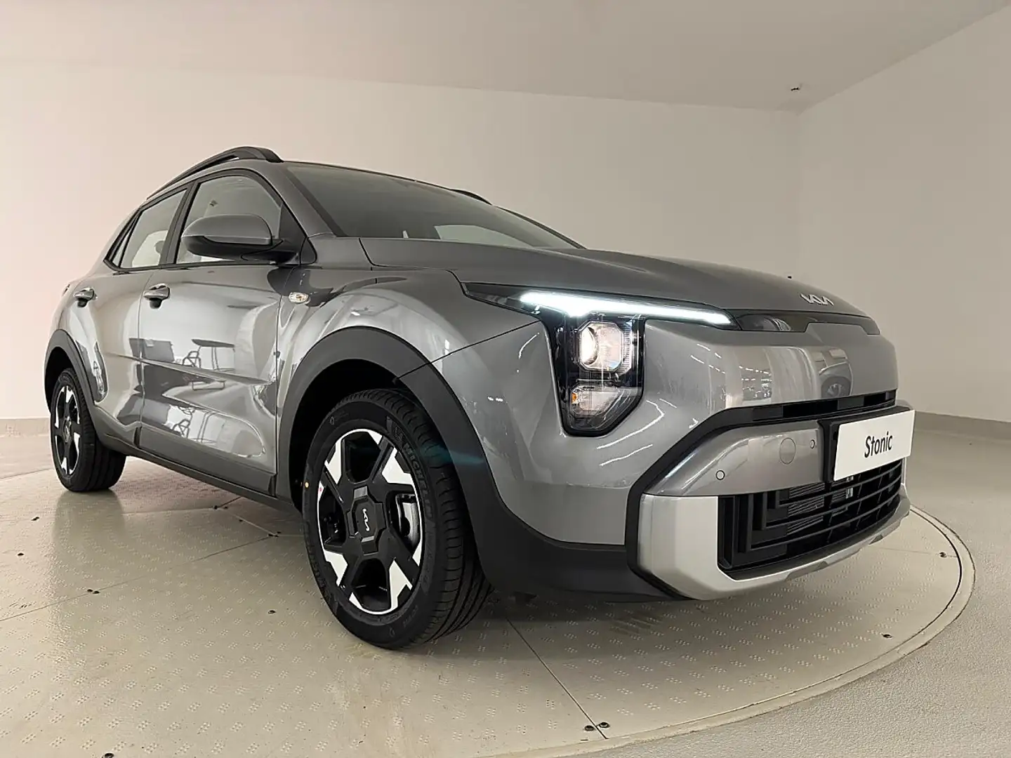 Kia Stonic 1,0 TGDI GPF ISG Titan/MT6/100/MY26|Stahl Wien 22 Grau - 2