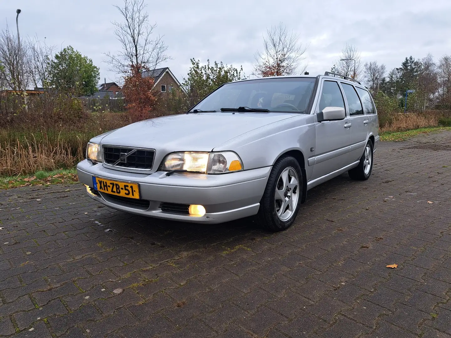 Volvo V70 2.5 Exclusive-Line Zilver - 1