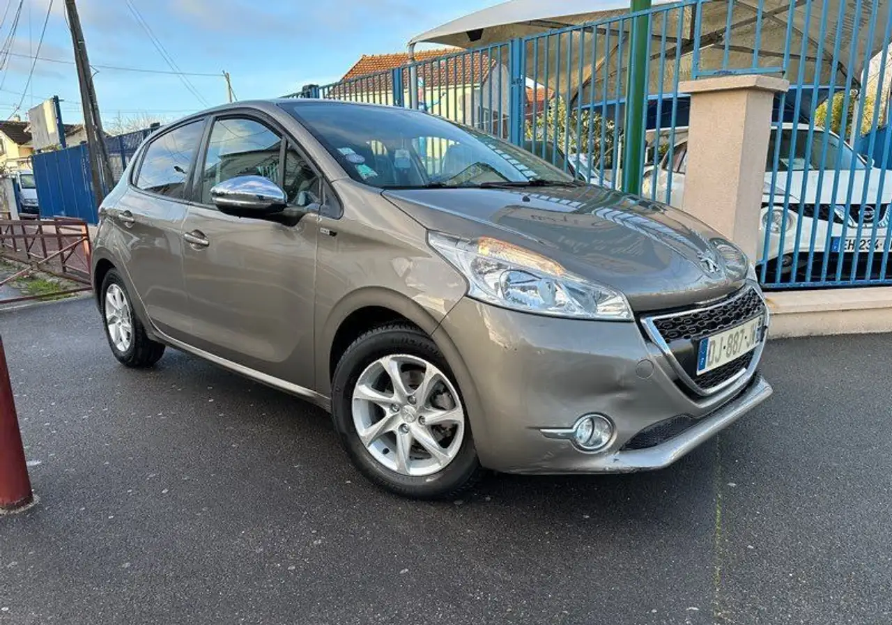 Peugeot 208 5 portes finition style 68mkms premiÃ¨re