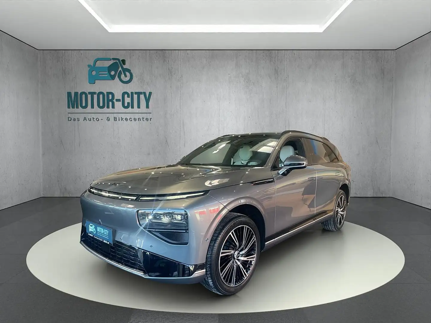 Xpeng G9 Performance AWD Grau - 1