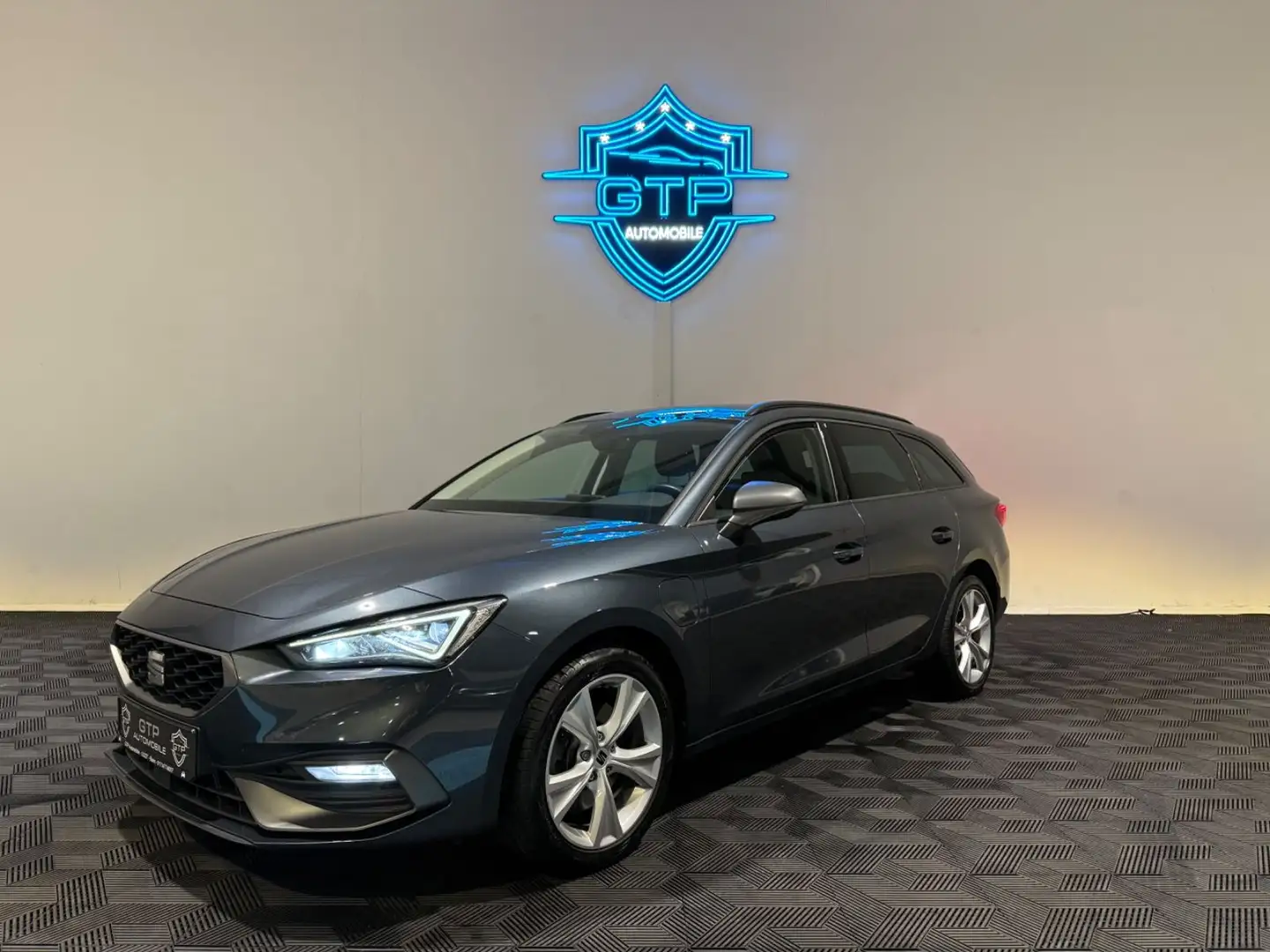 SEAT Leon Sportstourer FR e-Hybrid Grau - 1