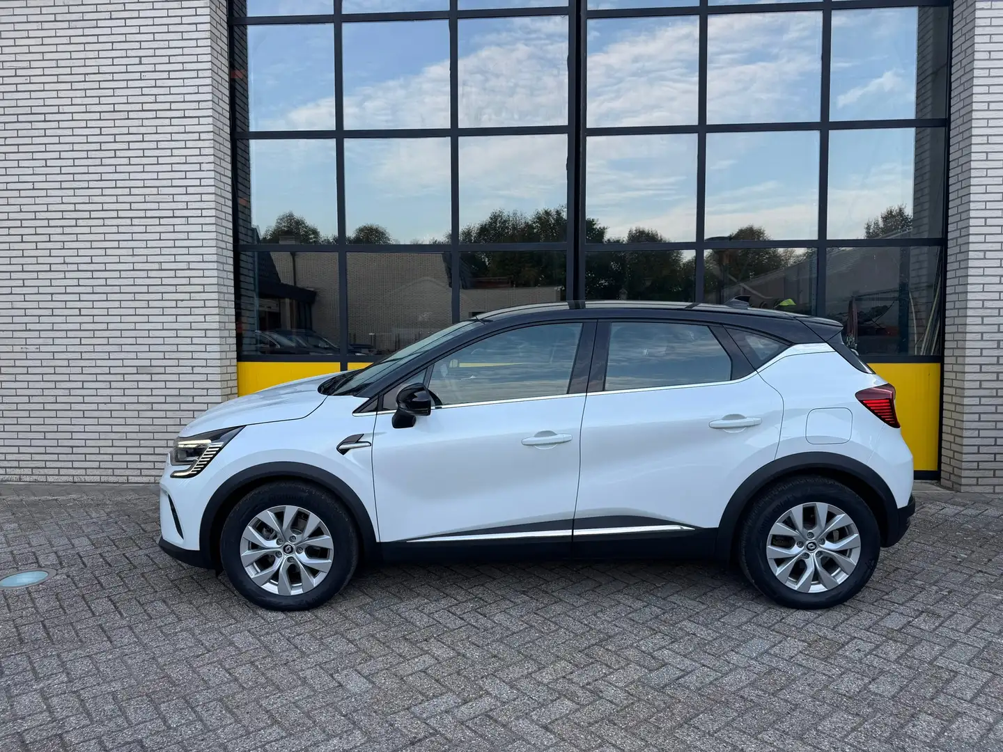 Renault Captur 1.6 E-Tech Plug-in Hybrid Groot navi, Lage KM-stan Weiß - 2