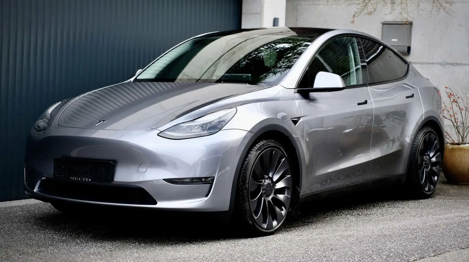 Tesla Model Y Performance 8x21“ ,AHK, Vollausstattung NP69.800,- Silber - 1