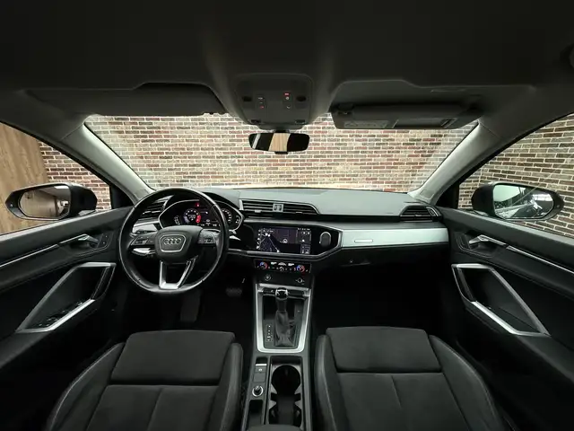 Audi Q3 view 9