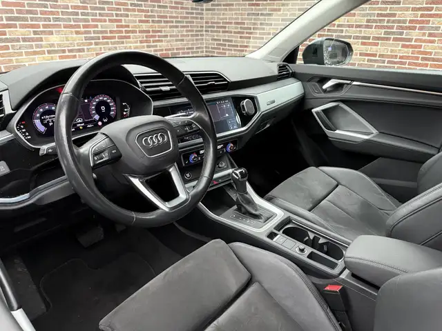 Audi Q3 view 3