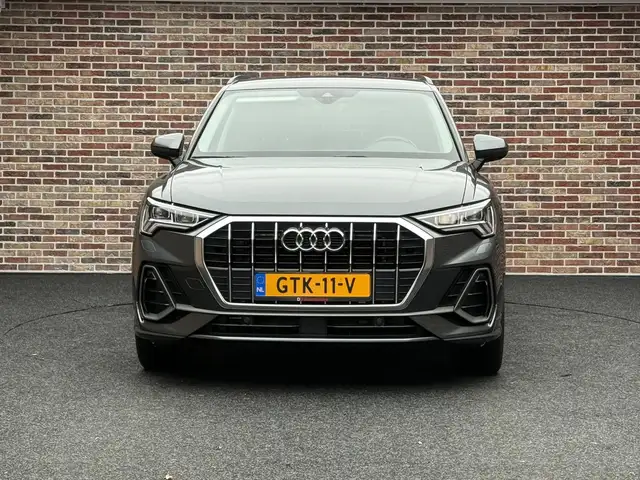 Audi Q3 view 5