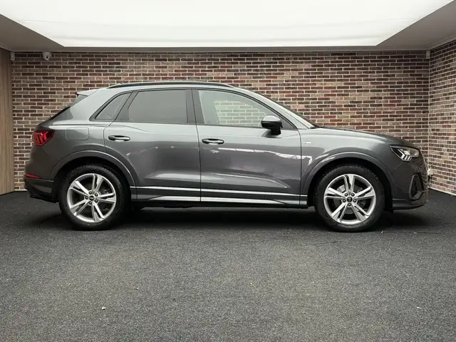 Audi Q3 view 4