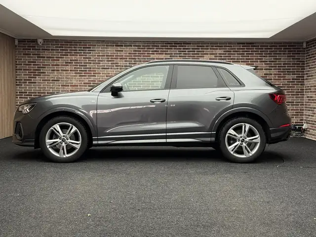Audi Q3 view 6