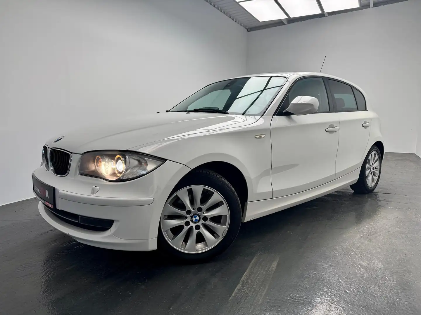 BMW 118 i 2.0 16V +NAVI+KLIMA+PDC+TÜV-2027+SHZ+XENON+ Blanc - 1