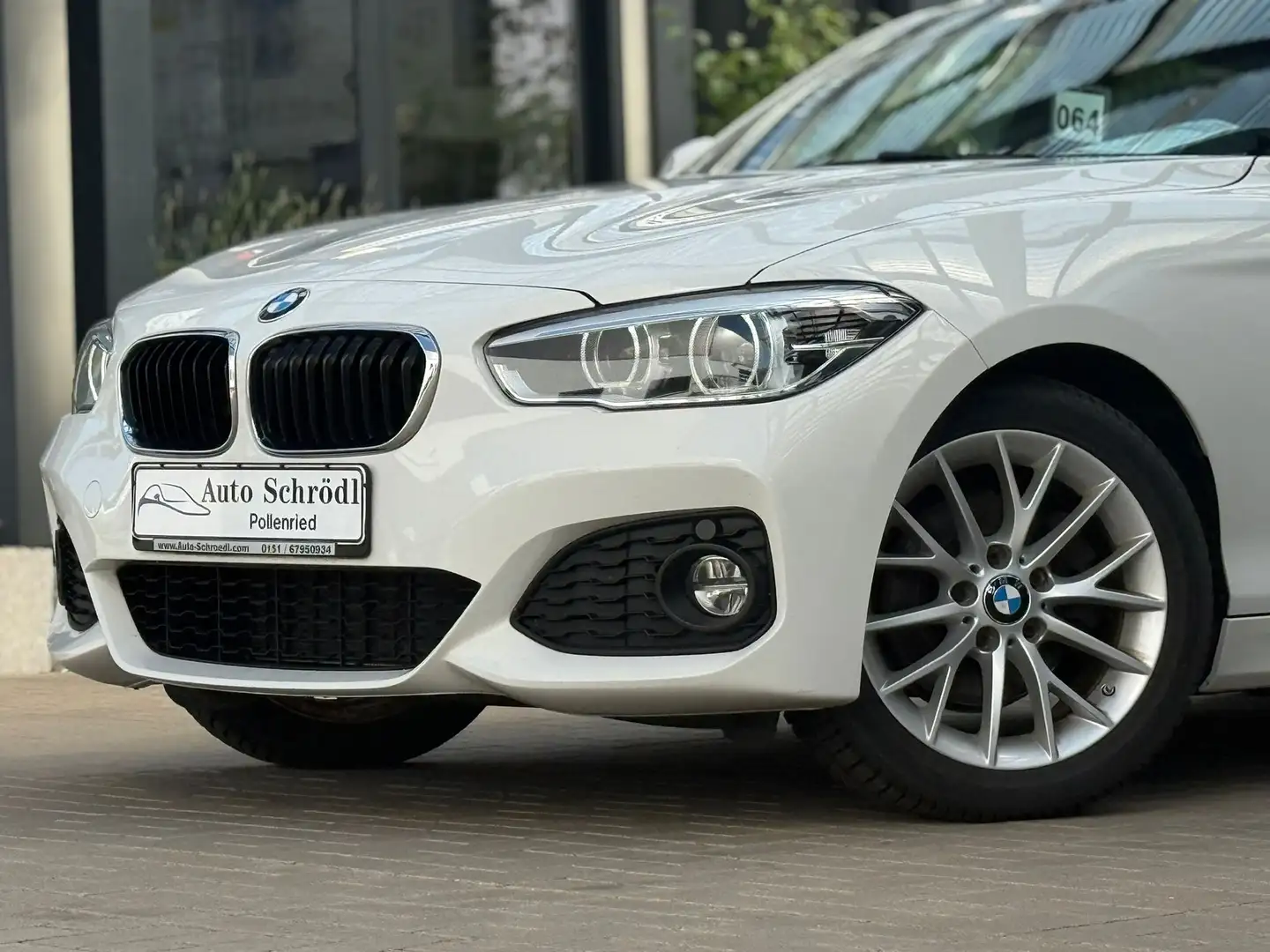 BMW 120 i M Sport, LED, Navi, Sitzheiz, Alcantara, 2-Zonen Weiß - 2