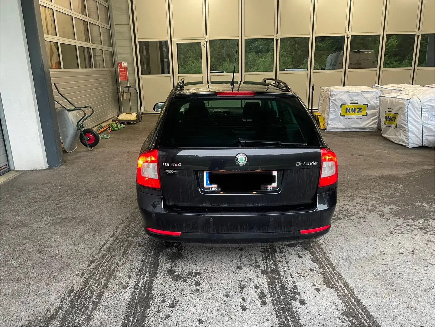 Skoda Octavia Octavia Combi Elegance 1,6 TDI CR DPF 4x4 Elegance Schwarz - 2