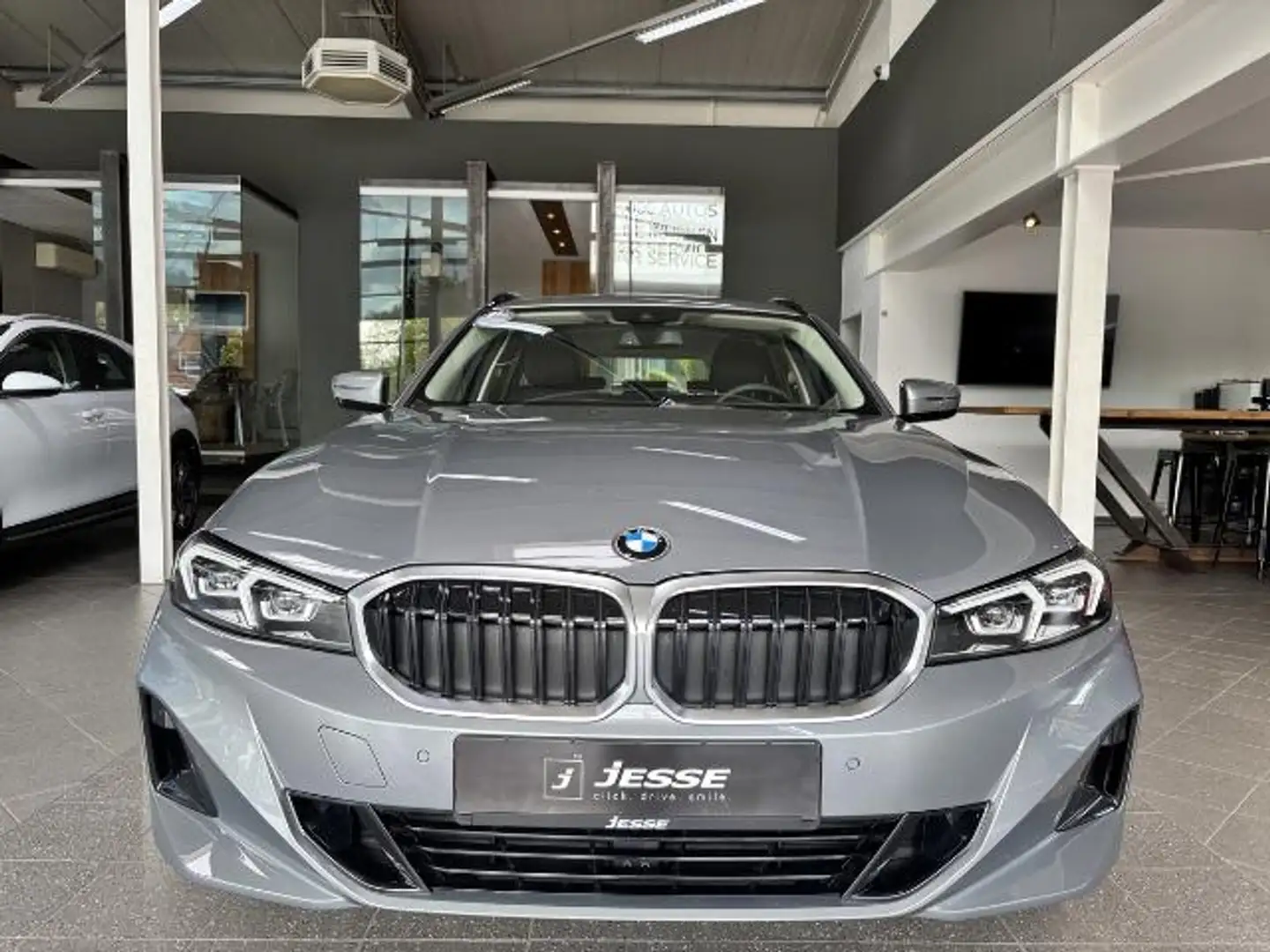 BMW 320 i Touring LED Live Cockpit Plus Navi R.Cam Šedá - 2