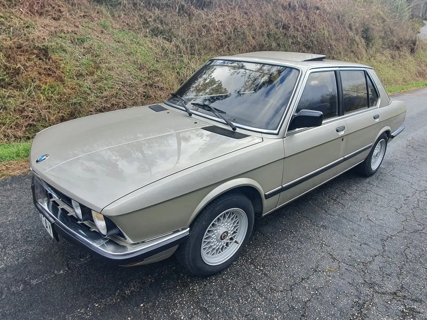 BMW 520 E-28 520i Zlatá - 1