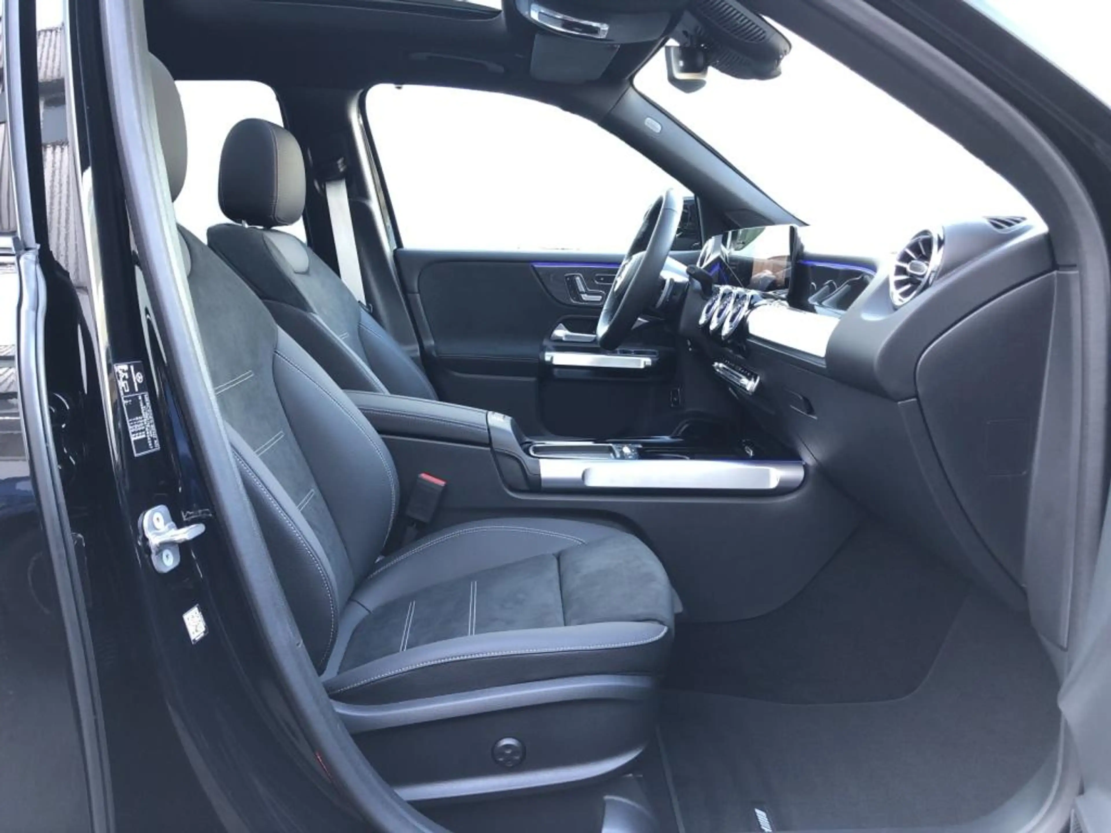 Mercedes-Benz GLB 220 4MATIC AMG+ILS+MBUX+MBeam+Night+Carbon — photo 4